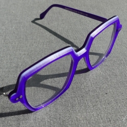 Nouvelle collection 2023, nouveau design !

#lesbinoclesparemeline #madeinmarne #lunetiercreateur #lunettesoriginales #artisanlunetier