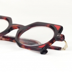 🛠️ Comment poser la résine ? C'est simple ! (ou pas !) 🛠️

1️⃣ Préparation : Les lunettes doivent être propres et exemptes de saleté ou de résidus. 

2️⃣ Choix de la résine : Nous utilisons les résines et colorants compatibles avec l'acétate de cellulose de nos montures.

Pour la suite des étapes, rendez-vous dans le prochain post 😉

#lesbinoclesparemeline #etapesdefabrication #lunettesmadeinfrance #lunettesoriginales #artisancreateur #madeinmarne #entrepriselocale